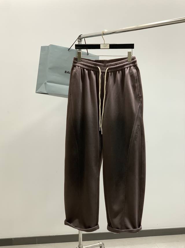 Balenciaga 巴黎世家，2025秋季最新品，专柜同步有售，原单狠货，时尚休闲裤，进口原版水洗弹力面料，舒适有弹性，顶级印花工艺字母图案Logo，原版五金