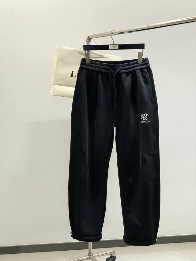 Loewe 罗意威，2025秋季最新款，时尚休闲裤，原单狠货，简约舒适，版型不挑人，采用进口原版面料，舒适度极佳，顶级印花工艺字母图案Logo，原版五金辅料装饰