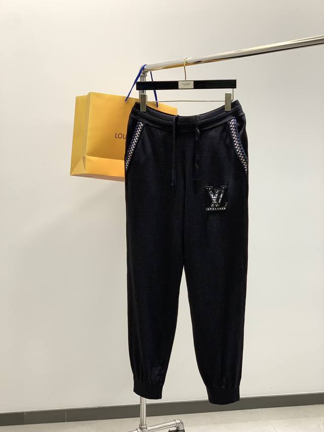 Louisvuitton 路易威登，2025秋季最新款，专柜同步有售，原单狠货，时尚休闲针织长裤，上身很有特点！吸睛而有亮点，进口原版面料，顶级刺绣工艺字母图案
