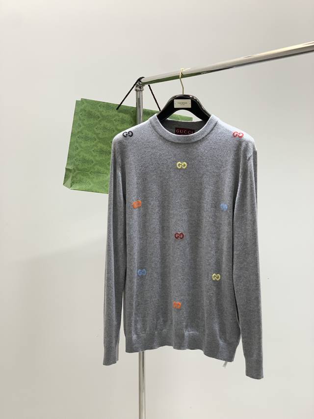Gucci 古驰，2025秋季最新款，专柜同步有售，原单狠货，时尚休闲圆领长袖针织毛衣，上身很有特点！吸睛而有亮点，进口原版面料，顶级针织工艺字母图案装饰Log