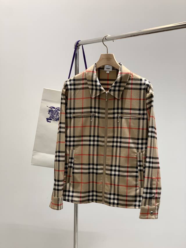 Burberry 巴宝莉，2025秋季最新品，专柜同步有售，原单狠货，时尚休闲夹克翻领外套，进口原版面料，上身舒适透气，顶级印花工艺字母图案装饰Logo，原版五