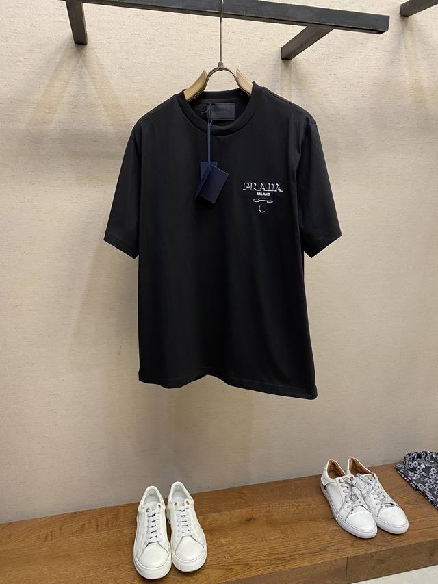 Prada、普拉达 这款Oversize棉质T恤采用罗纹针织圆领设计，散发现代魅力。呈现方正廓形，饰有三维立体效果印花字母徽标。 Os宽松版型男女皆可驾驭！ 仅