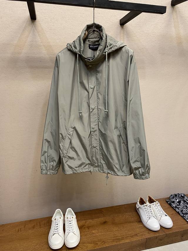 Balenciaga、巴黎世家冲锋衣 早秋新款浅绿色 实物颜色更佳 帽子可收纳 Logo字母黑色印花 Oversized版型 男女同款 尺码；S-Xl