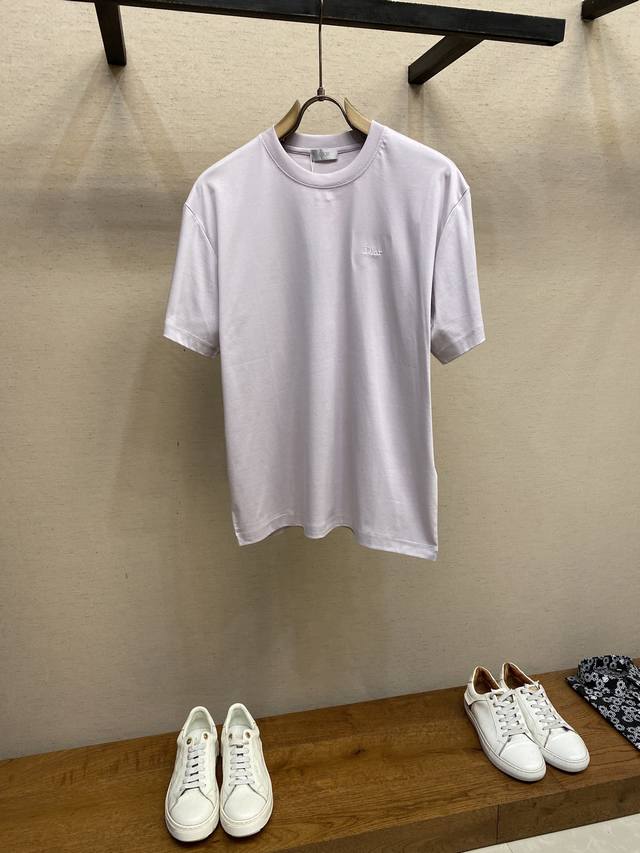 Dior，简约字母短袖，休闲自在之选想要一件既百搭又充满个性的短袖，这款简单字母打底的休闲短袖绝对是你的不二之选。 它的设计简约而不失时尚感，纯色衣身搭配醒目的