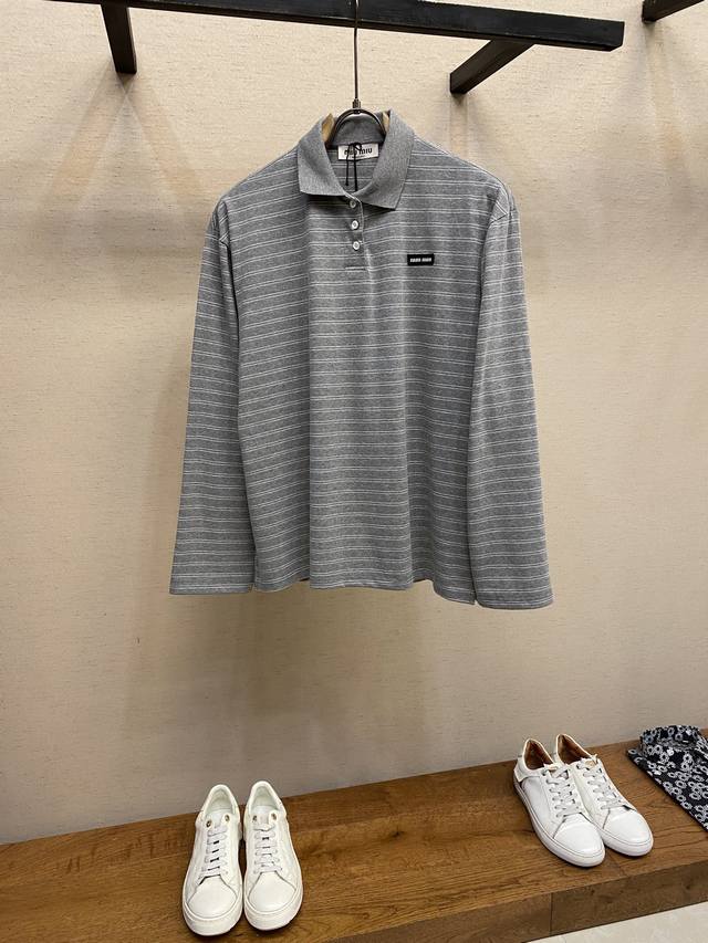 Miumiu 条纹Polo长袖 定制奢华60支双股高密条纹料，胸前口袋饰以品牌标志作点睛之笔，人体学立体裁剪。 砂轮打磨技术，处理衣物领口边缘的精细工艺，通过使