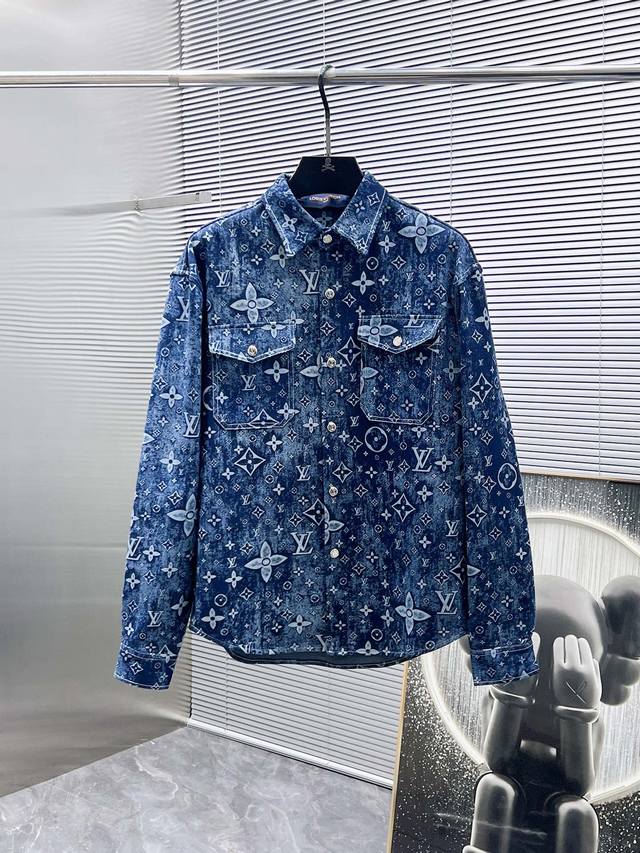 路易威登 Lv 2025Ss新款长袖 牛仔 衬衫 衬衣，高端版本！专柜定制面料 透气舒适度高，细节无可挑剔，品牌元素设计理念，体现高品质。手感细腻柔软！呈现休闲