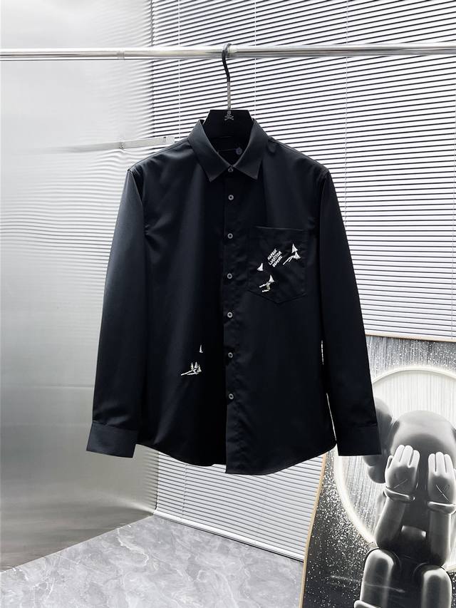 路易威登 Lv 2025Ss新款男士长袖 衬衫 衬衣，高端版本！专柜定制面料 透气舒适度高，细节无可挑剔，品牌元素设计理念，体现高品质。手感细腻柔软！呈现休闲裁