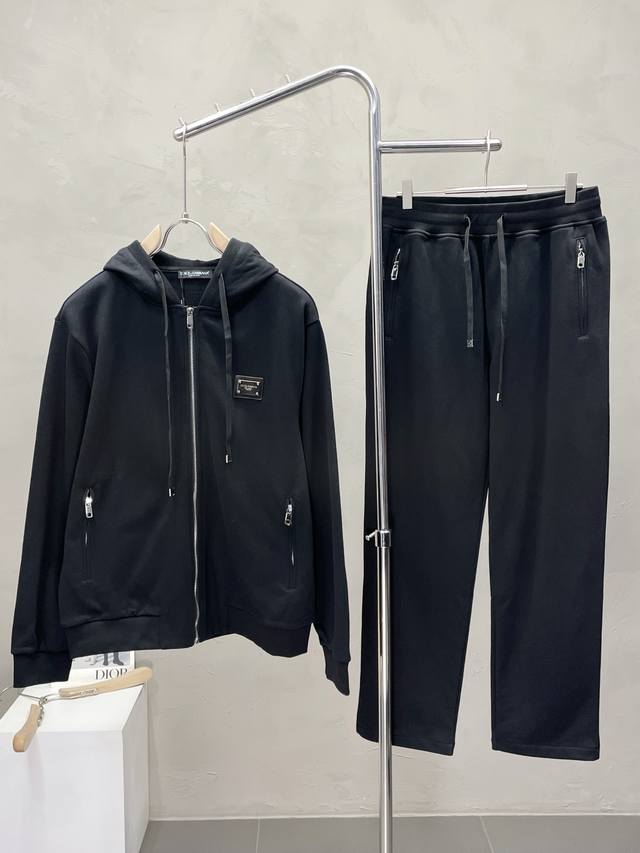 套。Dolce&Gabbana杜嘉班纳独家专供新款专柜同款套装，透气舒适休闲！高级感满满！细节精致高档，做工无可挑剔！原版高端面料很显高级！面料挺括抗皱耐磨，保
