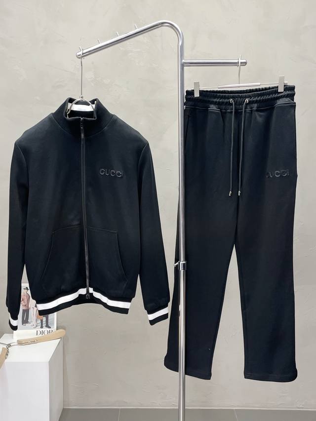 套。Gucci古驰独家专供新款专柜同款套装，透气舒适休闲！高级感满满！细节精致高档，做工无可挑剔！原版高端面料很显高级！面料挺括抗皱耐磨，保暖利落有型。码数48