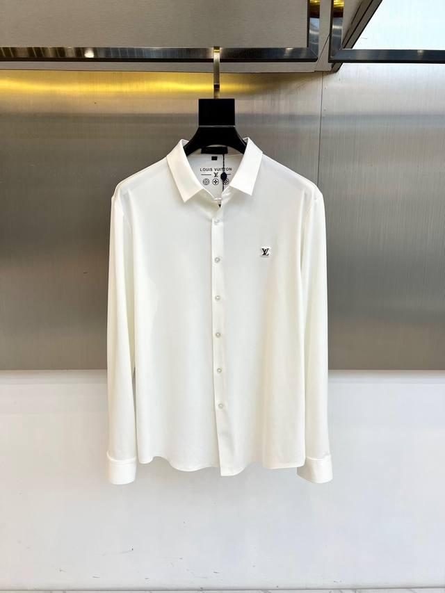 Lv、2025秋冬新品男士精织长袖Polo衫，以匠心细节重塑日常着装美学，诠释简约而不简单的现代型格 1. 臻选面料工艺 高支棉混纺面料：采用120支精梳棉与丝