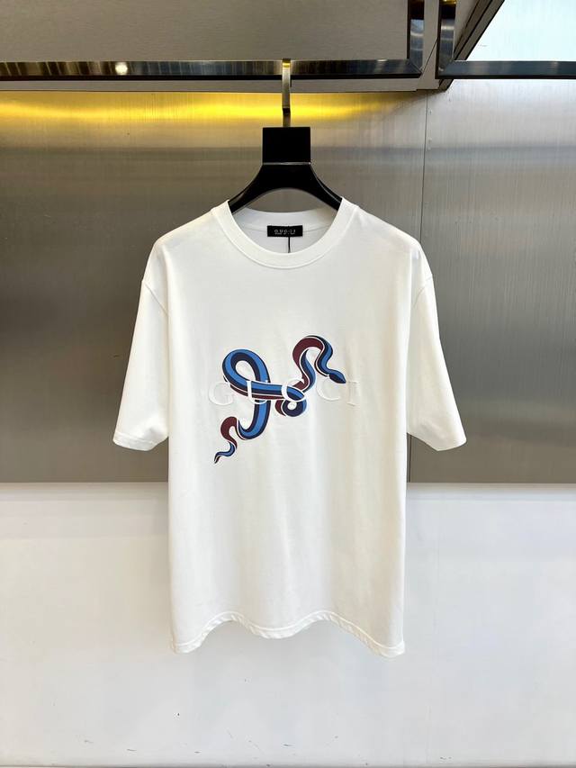 Gucci、2025新款男短袖T恤，选用客供进口定制面料，面料织纹平顺细腻且富有质感，着身的舒爽和透气吸湿性都非常的优越，贴肤舒适无闷热感，让你体验到极致享受的