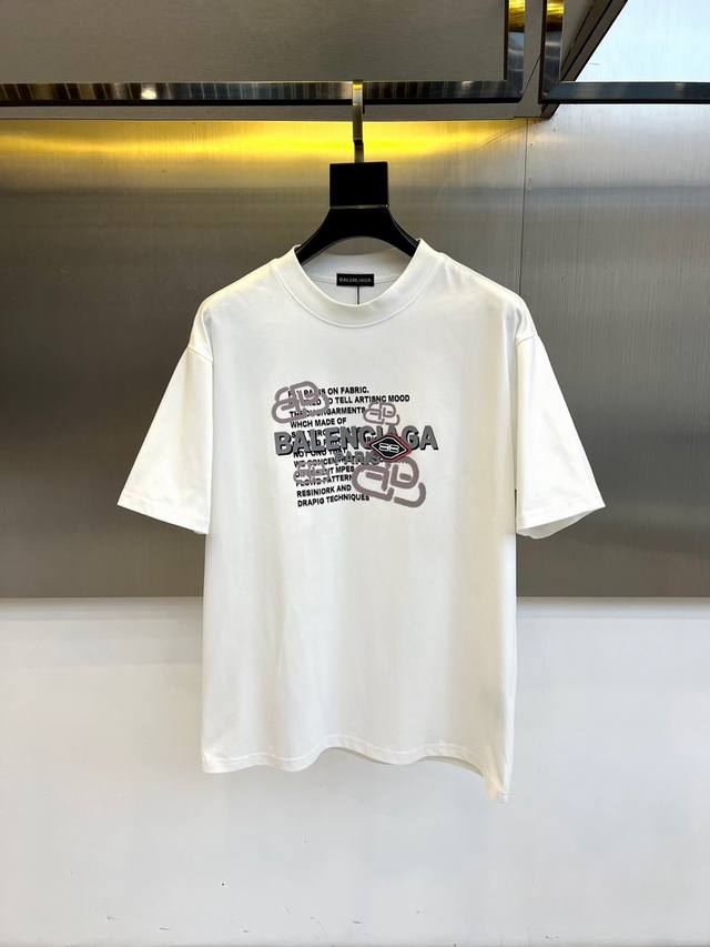 巴黎世家、2025新款男短袖T恤，选用客供进口32支 紧密100%棉双纱255G重精硫棉材质，面料织纹平顺细腻且富有质感，着身的舒爽和透气吸湿性都非常的优越，贴