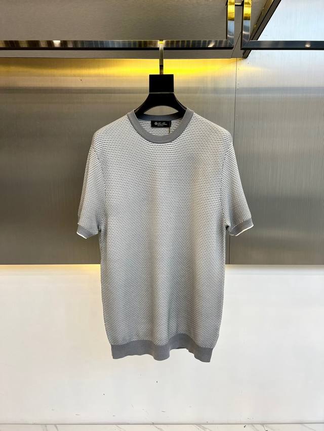 Loro Piana、25Ss春夏新款顶级圆领渐变针织菠萝纹路短袖T恤。进口欧棉材质，赋予了衣物出色的弹性与耐磨性！面料触感软糯细腻，仿佛婴儿肌肤般柔滑，亲肤舒