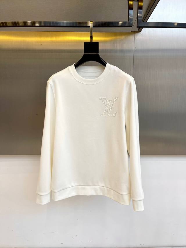 Louis V驴家、2025秋冬暖绒卫衣。胸前精致的 Lv 亮片标志在灯光下熠熠生辉，59%聚酯纤维+40%棉+1%氨纶的黄金配比面料。 独家 热芯暖绒 技术，