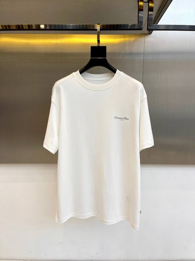 Dio迪奥、2025秋冬中袖打底衫。左胸烫金 Dior 字样如塞纳河畔的路标，宽松版型藏着巴黎式的慵懒优雅 这是高级时装屋献给现代骑士的空白画布。 本品含有艾草