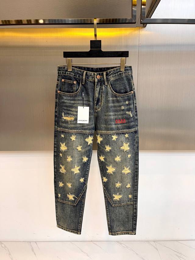 Given纪梵希、2025秋冬男士丹宁系列。深靛蓝丹宁面料化身午夜天幕，手工凿刻的星形破洞如银河裂隙，搭配工业风补丁设计。左腿猩红刺绣如流星轨迹，在冷调底色上划
