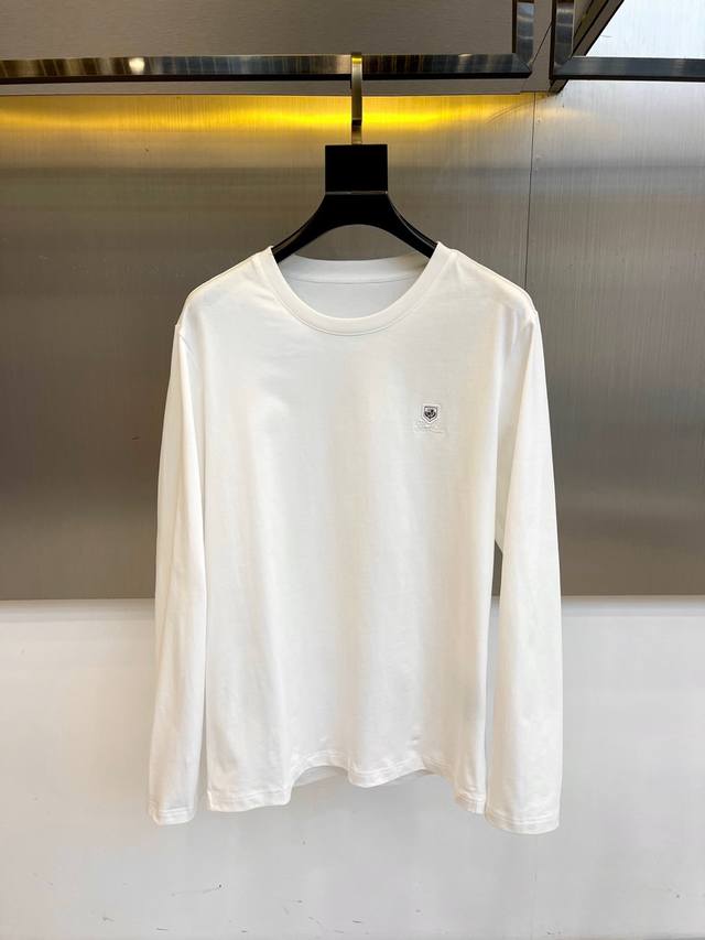 Loro Piana 2025秋冬新款男士长袖T，采用Lp标志性的Baby Cashmere超细纤维混纺面料，18.5微米直径的纤维织就云朵般柔软触感。 左胸心