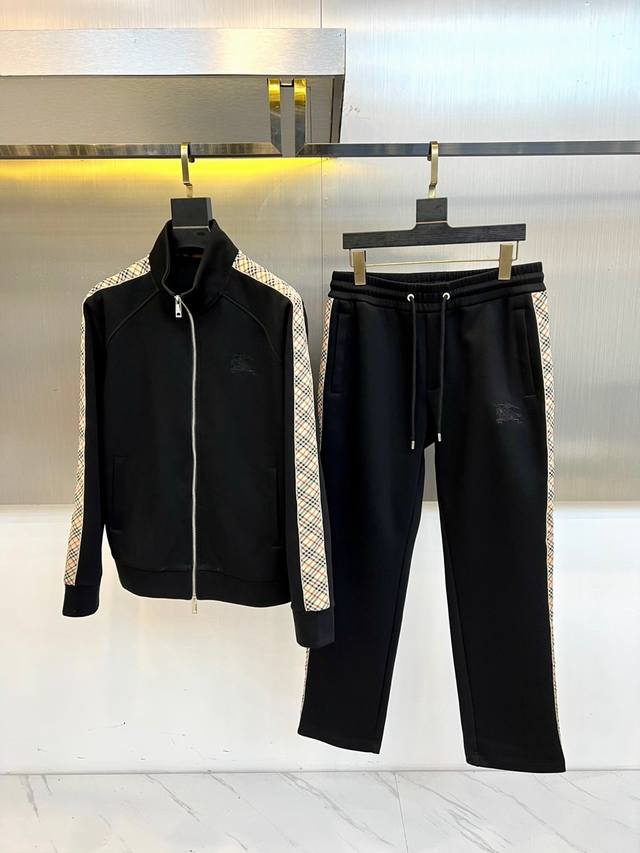 Bur巴宝莉、2025秋冬新款运动套装，以纯黑为基底，将Burberry标志性格纹元素贯穿袖侧与裤缝。高级弹力面料搭配立体剪裁，让百年英伦美学与现代运动时尚完美