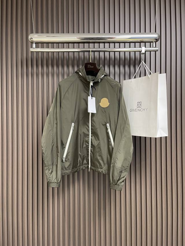 Moncler 2025Ss秋季新款连帽夹克外套，品相非常完美，双面穿舒适保暖，三标齐全色泽饱满诱人，非常出彩的设计，轻松将时髦感进阶，做工极为考究严谨，走线工