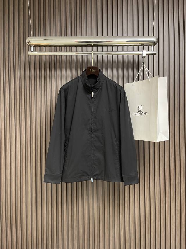 Dior 2025Fw早秋新品立领夹克外套，经典立领设计，利落线条勾勒干练气场，轻松适配多种场合，商务休闲一键切换。领口双精致纽扣搭配同色系面料，简约中藏着巧思