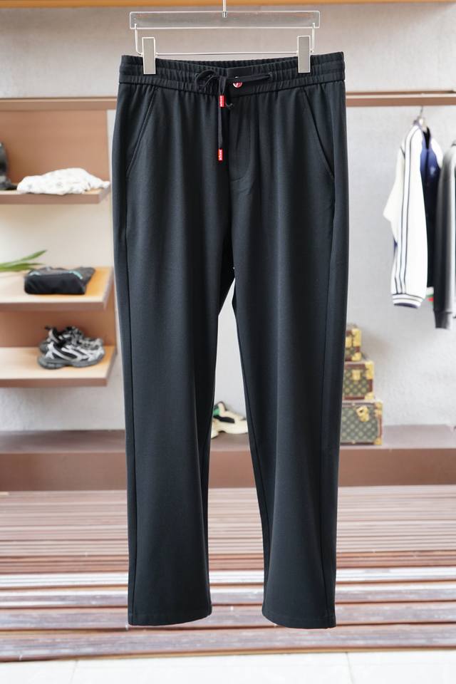 Kiton 奇顿2025早秋新款休闲裤官网同步发售。品牌经典Logo休闲裤，定制面料，舒适度极好，手触感强烈。辨识度极高，完美品相工艺。 尺码: M-3Xl