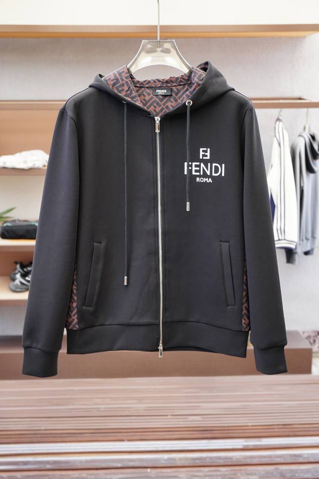 Fendi芬迪- 2025新款 夹克外套！今年的专柜新品，男士帅酷爆款 时尚都市百搭款，特供定制面料，不是一般面料所能对比的产品。非常极具魅力的设计，细节非常到
