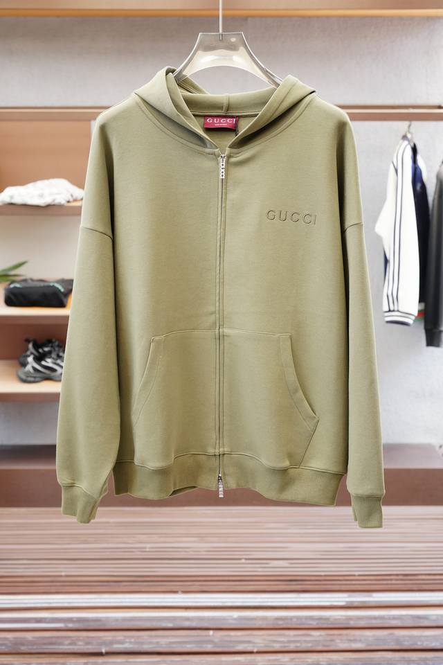 Gucci古奇 徽标棉质拉链运动衫 面料：16S单纱 + 6S鱼鳞棉底纱 470G 罗纹：21S双纱 2*2 380G 这款运动衫兼具风格与性能，凸显玩转比例的