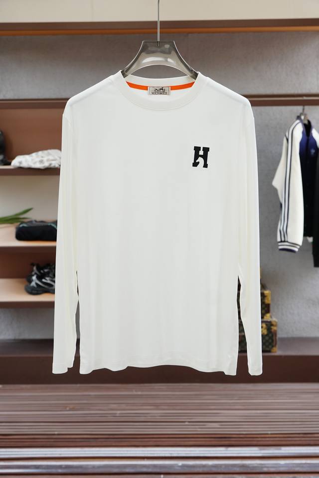 Hermes爱马仕-2025秋季打底系列新品 男士圆领长袖奢华品牌字母Logo标识标注上身就能体会这款设计带来的年轻与时尚感！整体时尚而有潮流，采用顶级欧洲双面