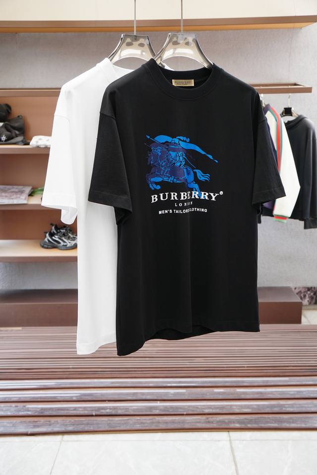 Bbr 巴宝莉， 2025Ss系列新品男士圆领短袖胸前奢华品牌数码印花Logo标识饰章上身就能体会这款设计带来的年轻与时尚感！整体时尚而有潮流，面料采用顶级丝光