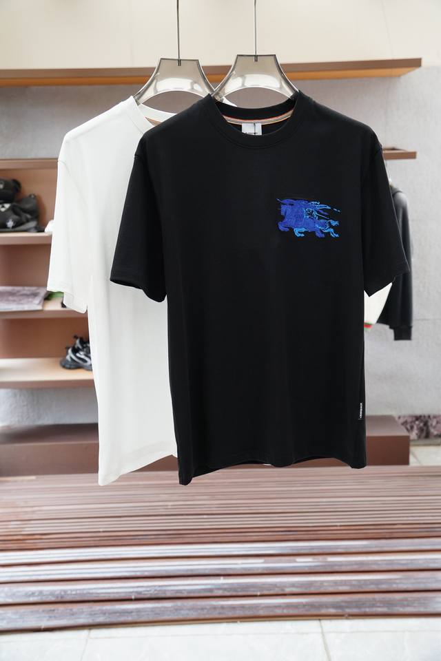 Bbr 巴宝莉 2025Ss夏季新款 H家男士 圆领T恤短袖 胸前印花家图案 采用进口数码直喷，图案栩栩如生，不仅展现出高超的印花更凸显品牌的独特标识与奢华质感