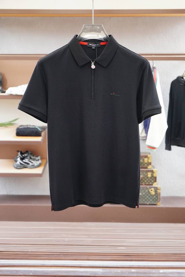 Kiton- 2025春夏系列新品 男士标识短袖Polo衫延续经典彩条点缀 商务休闲翻领Polo恤.该款Polo衫采用丝光双面棉质珠地面料制成，隽永设计可跨越时