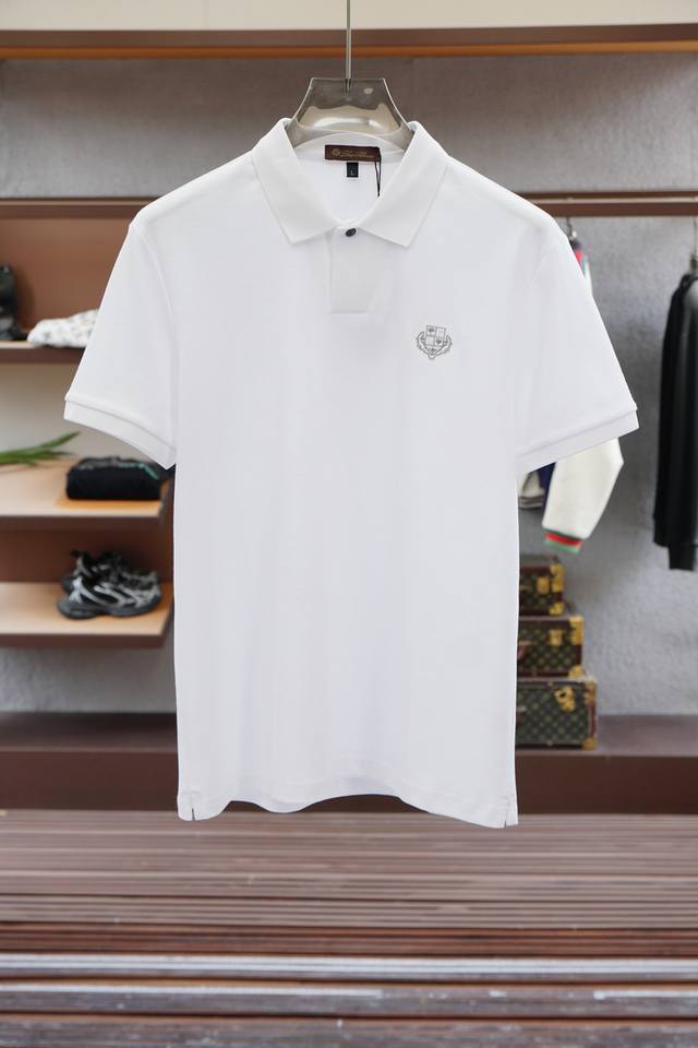 Lp- 2025春夏系列新品 男士标识短袖Polo衫延续经典彩条点缀 商务休闲翻领Polo恤.该款Polo衫采用丝光双面棉质珠地面料制成，隽永设计可跨越时尚潮流