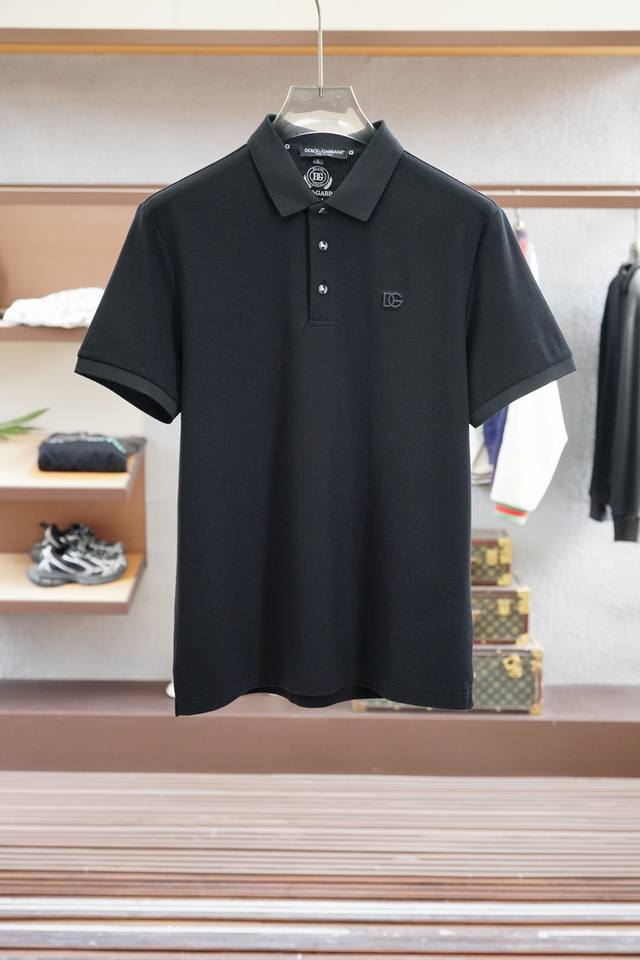 Dg- 2025春夏系列新品 男士标识短袖Polo衫延续经典彩条点缀 商务休闲翻领Polo恤.该款Polo衫采用丝光双面棉质珠地面料制成，隽永设计可跨越时尚潮流