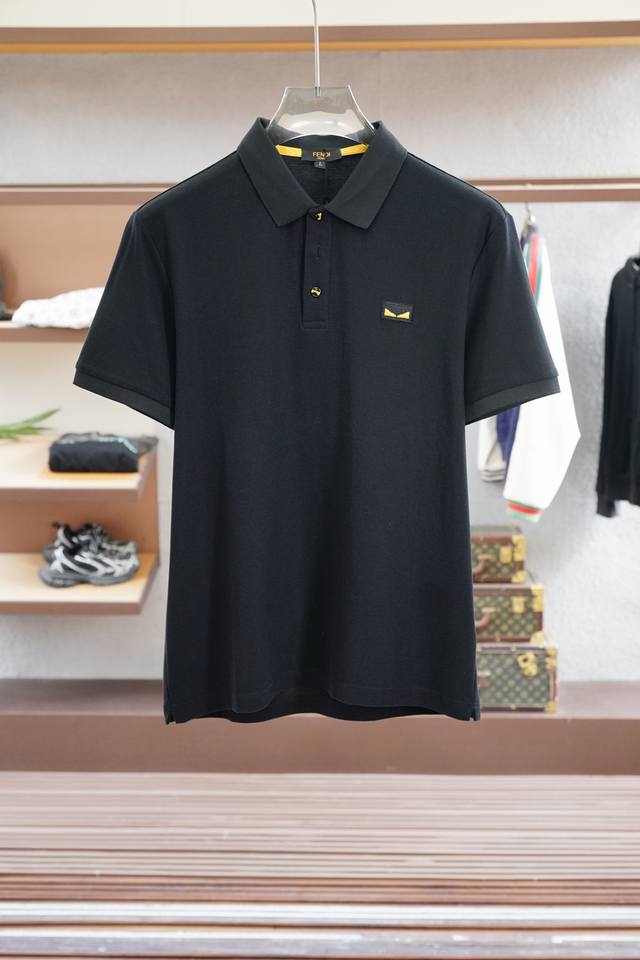 Fendi芬迪- 2025春夏系列新品 男士标识短袖Polo衫延续经典彩条点缀 商务休闲翻领Polo恤.该款Polo衫采用丝光双面棉质珠地面料制成，隽永设计可跨