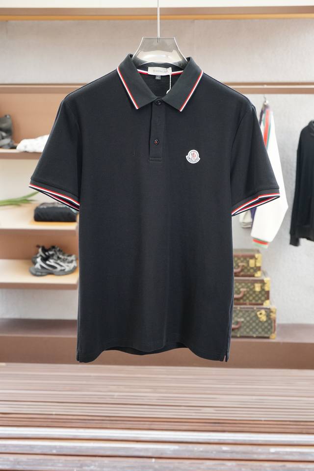 蒙口- 2025春夏系列新品 男士标识短袖Polo衫延续经典彩条点缀 商务休闲翻领Polo恤.该款Polo衫采用丝光双面棉质珠地面料制成，隽永设计可跨越时尚潮流
