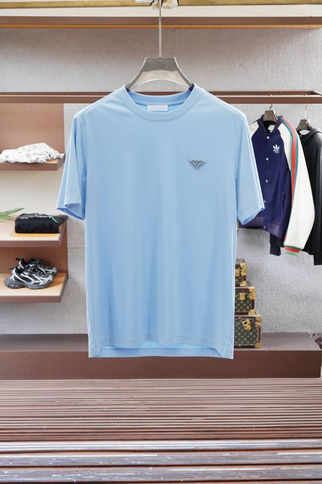 Prada普拉达- 25Ss春夏新款来袭～～～作为新贵的首选 整体的设计颇具时尚感 今天推荐他家25年旅行系列短袖T恤 让整体更加时尚 看似简单T恤 细节上处处