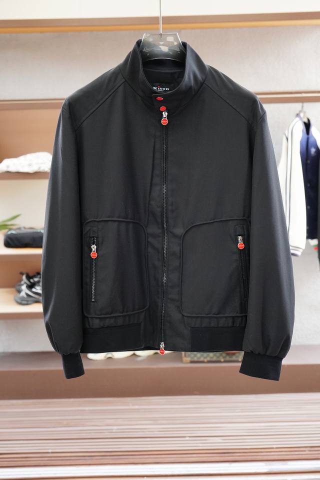 Kiton1-奇顿-经典与创新的碰撞，Kiton翻领夹克外套Kiton夹克的独特设计和高品质，使穿着者在人群中更加显眼。 尤其注重剪裁工艺，通过精准的裁剪和细致