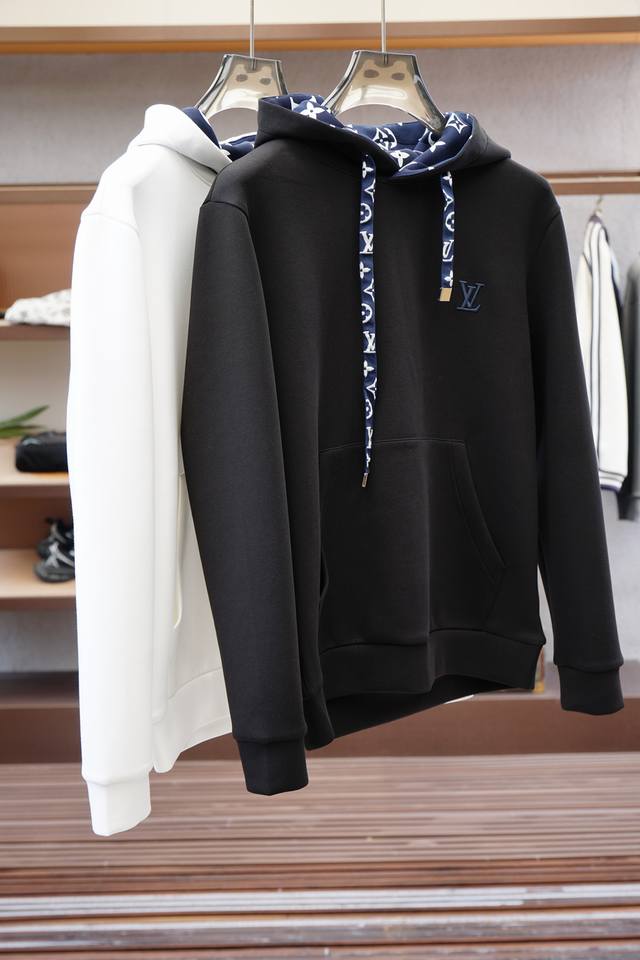 Lv 路易威登-棉质刺绣圆领衫 面料：16S双纱+10S鱼鳞底磨毛 380G 罗纹：26S双纱拉架罗纹 470G 本款长袖圆领衫为轻盈棉布浸染经典色调，令正面V