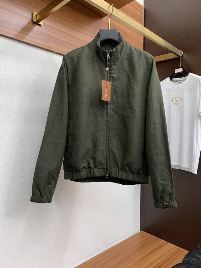 Lp 诺悠翩雅 25秋冬新款亚麻飞行员夹克，这款夹克以精选100%亚麻面料制作而成，飞行员夹克突破传统与创新的界限，它是体现品牌精神的标志性作品，同时以新颖纹理