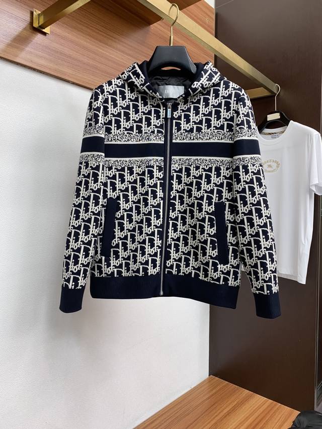 迪奥 25Ss最新品 经典针织夹克连帽外套，设计帅气有型！百搭必备单品，时尚潮牌， 轻松营造酷帅氛围感 ，高级感满满，在低调又时髦撞色设计特别吸睛，宽松版型百搭