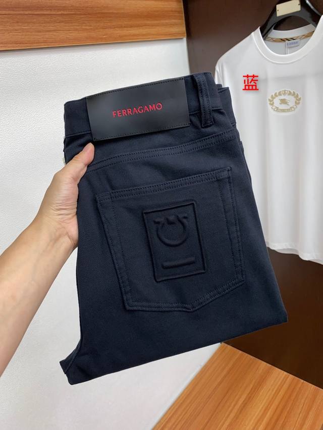 菲拉格慕 2025春夏新款 休闲裤 干净利落剪裁，都市风十足 采用精纺纯棉面料手感软糯干爽，上身效果挺括有型。五金精致，商务休闲非常好看如此众多的顶级原料，打造