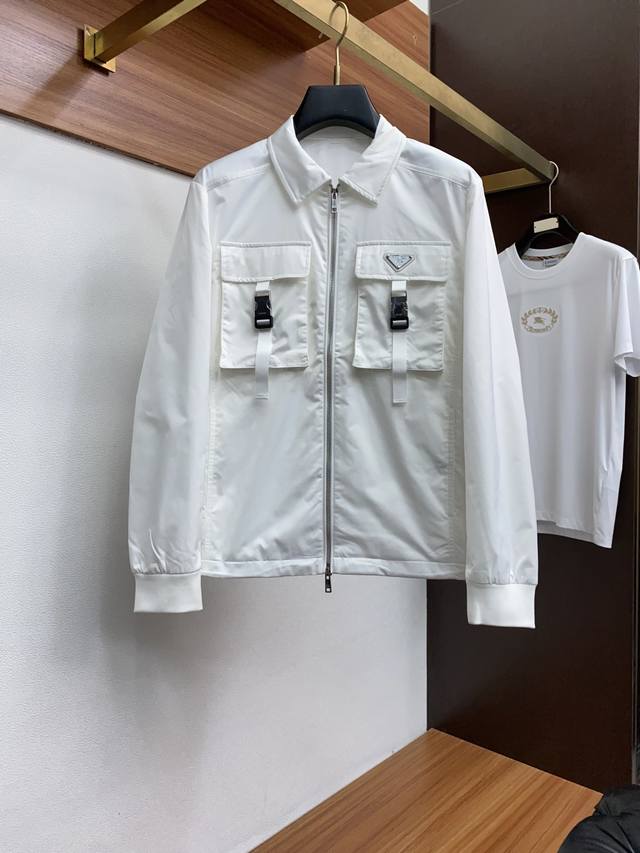 普拉达 25Ss最新品 夹克翻领外套，设计帅气有型！百搭必备单品，时尚潮牌， 轻松营造酷帅氛围感 ，高级感满满，在低调又时髦撞色设计特别吸睛，宽松版型百搭人，任