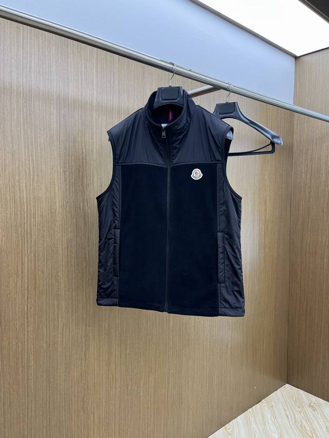 秋冬 Mon 秋冬Moncler立领马甲 选用韩国进口登山绒 面料防风保暖、防起球、防静电、防止灰尘吸附 定制五金 Fjj细节满满 上身舒适且立挺有型 码数48