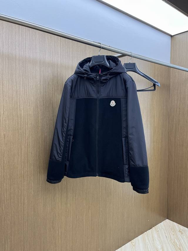 秋冬 Mon 秋冬Moncler连帽外套 选用韩国进口登山绒 面料防风保暖、防起球、防静电、防止灰尘吸附 定制五金 Fjj细节满满 上身舒适且立挺有型 码数48