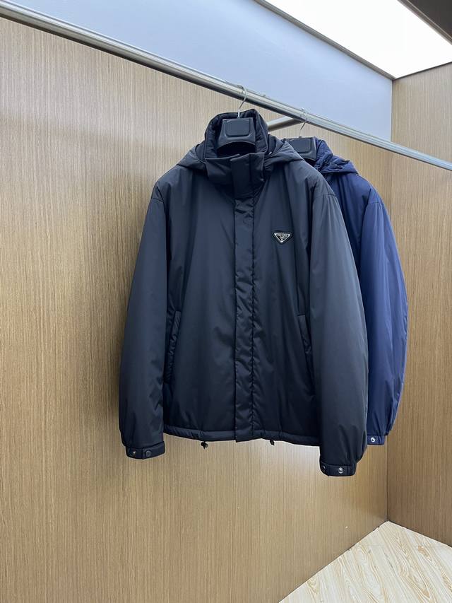 秋冬 Pd 2540Ss早秋新款发布 普拉达连帽棉衣外套，秋季爆款三角金属Logo棉衣外套，穿上就是舒适自在又显瘦的存在，Fsh慵懒而随性，结合干净简单的色系就