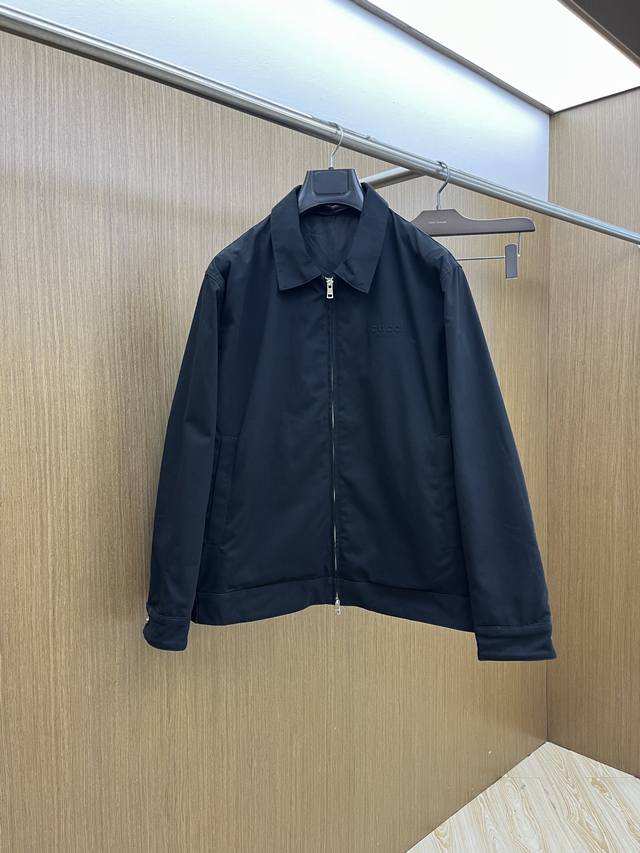 秋冬 Guc 2540Ss秋冬新款休闲外套，最值得入手的一款经典外套，简单低调奢华不过时的压印图案装饰，无疑是众多粉丝无法拒绝的时尚单品！细节精湛细致，散发着迷