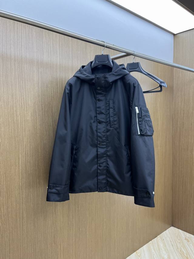 秋冬 Pd 2540Ss早秋新款连帽夹克外套，秋季爆款外套，通勤款 穿上就是舒适自在又显瘦的存在，慵懒而随性，结合干净简单的色系就特别耐看，Fjj适合日常穿着~