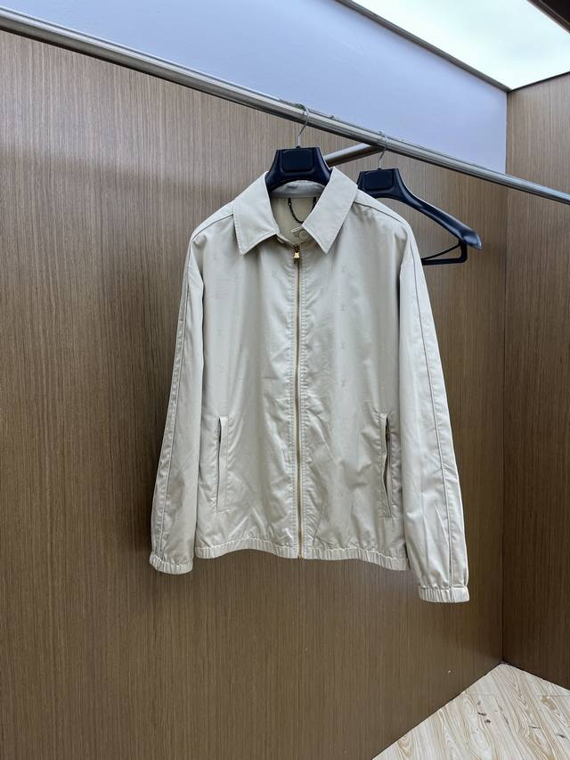 秋冬 Lv 2540Ss早秋新款翻领夹克外套，秋季爆款外套，穿上就是舒适自在又显瘦的存在，慵懒而随性，结合干净简单的色系就特别耐看，Fjj适合日常穿着~倾情推出