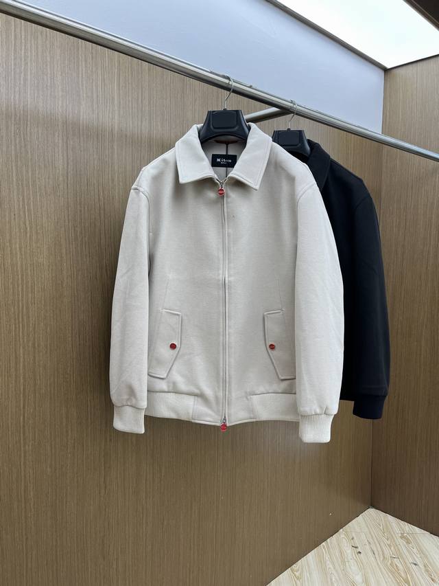 秋冬 Kiton 秋冬新款老钱风羊毛夹克外套 两侧斜插袋、领口、袖口、下摆部分拼接配色羊毛针织罗纹 选用进口面料 Fjj定制五金 上身高端大气 经典百搭 码数：