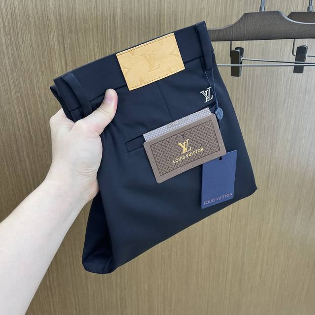 秋冬 Lv 2540Ss秋冬新品，官网同步有售，男士高端商务休闲西裤，高端进口面料，带弹力，后面采用硅胶字母压胶，五搭配，即经典又时尚，合体裁缝，上身效果无约束